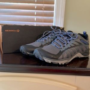 Merrill Woman’s Hiking shoes